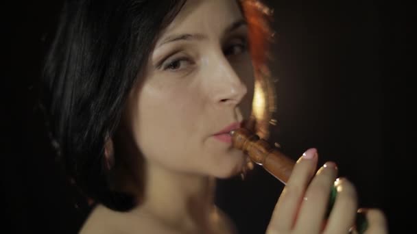 Bella, giovane donna che fuma narghilè. Attraente ragazza fumare tabacco aromatizzato — Video Stock