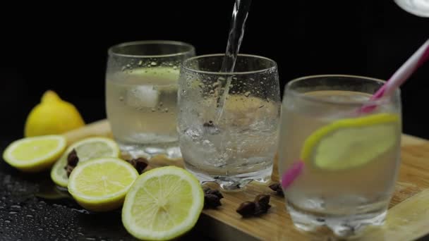 Häll citronsaft i glas med is och citronskivor. Citron alkoholhaltiga cocktail — Stockvideo