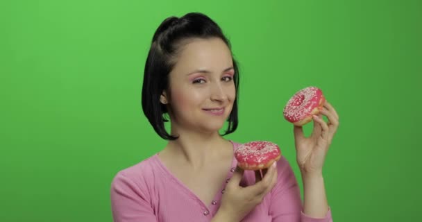 Mutlu güzel genç kız poz ve çörekler ile eğleniyor. Renk anahtarı — Stok video