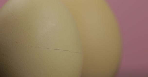 Kläckningsägg. Eggshell uppdelning på rosa bakgrund. Hoppas kommer ut Concept — Stockvideo