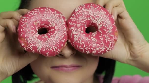 Feliz joven hermosa posando y divirtiéndose con donuts. Clave de croma — Vídeos de Stock