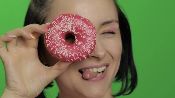 Lycklig vacker ung flicka poserar och ha kul med donut. Chroma Key — Stockvideo