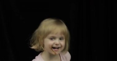 Erimiş çikolata ve krem şanti gülümseyen kirli yüzü ile Çocuk