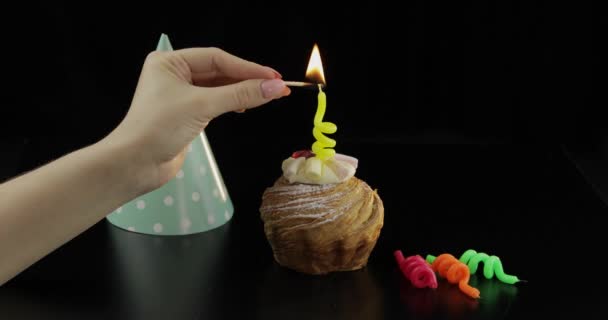 Вечеринка Торт и праздничная свеча на нем. Зажги свечу. Праздновать день рождения — стоковое видео