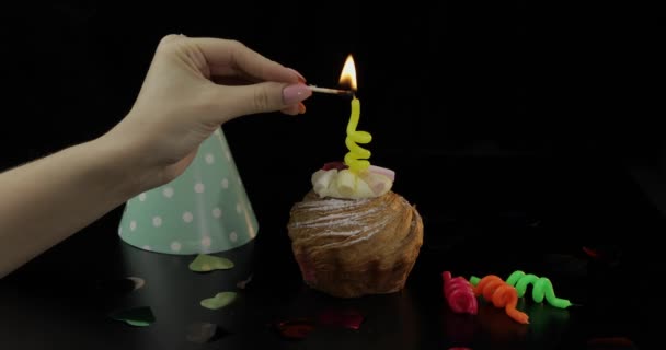 Festa. Bolo e vela festiva nele. Acende a vela. Comemore o aniversário — Vídeo de Stock