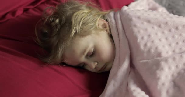 Lindo bebé durmiendo en la cama en casa. Niña durmiendo en la luz de la mañana — Vídeos de Stock