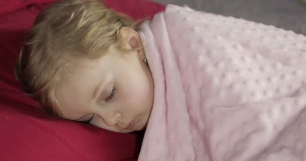 Aranyos baba alszik az ágyon otthon. Kislány alszik a reggeli fényben — Stock videók
