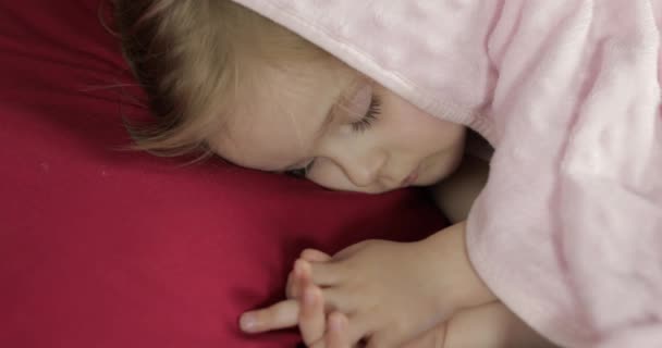 Χαριτωμένο μωρό κοιμάται στο κρεβάτι στο σπίτι. Κοριτσάκι που κοιμάται στο φως του πρωινού — Αρχείο Βίντεο