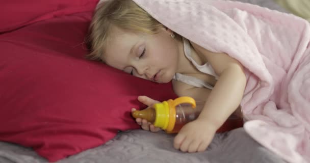 Bel bambino che dorme sul letto a casa. Bambina addormentata nella luce del mattino — Video Stock