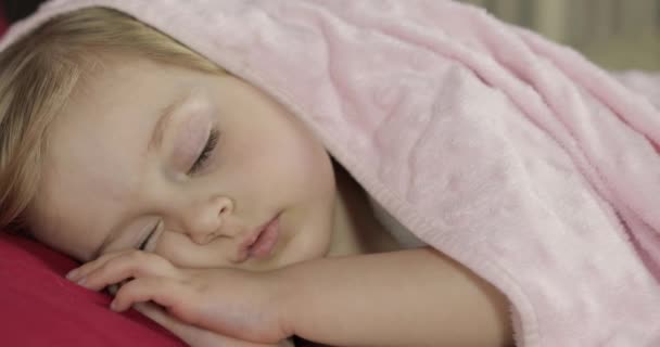 Söt bebis sova på sängen hemma. Liten flicka sover i morgonljus — Stockvideo