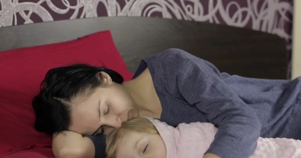 Jonge moeder slaapt met haar dochtertje. Familie slaapt op het bed — Stockvideo