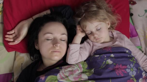 Jeune femme endormie avec son bébé ne veut pas se réveiller le matin 