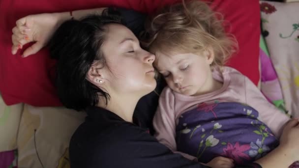 Jeune femme endormie avec son bébé ne veut pas se réveiller le matin 