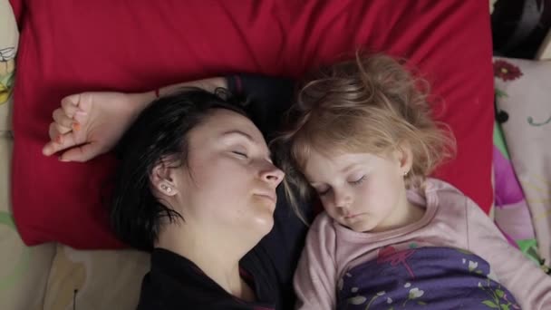 Sömnig ung kvinna med hennes barn vill inte vakna upp på morgonen — Stockvideo