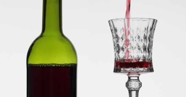 Vino rosato. Vino rosso versare in bicchiere di vino su sfondo bianco — Video Stock