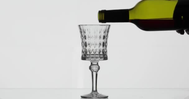 로즈 와인. 레드 와인 흰색 배경 위에 와인 유리에 붓는 — 비디오