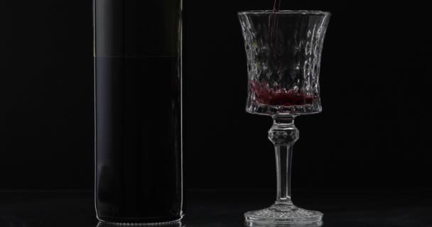 Gül şarabı. Kırmızı şarap siyah arka plan üzerinde şarap cam dökün. Siluet — Stok video