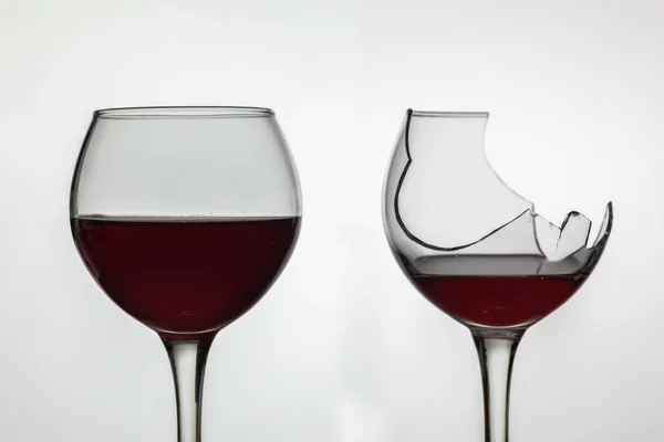 깨진 및 흰색 배경에 레드 와인 깨진 와인 유리 — 스톡 사진