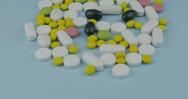 Много разных таблеток и наркотиков. Лекарства, таблетки и таблетки — стоковое фото