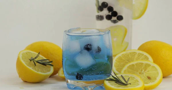 Κρύο ποτό στο πόσιμο γυαλί. Δροσιστική σόδα μπλε κοκτέιλ με λεμόνι — Φωτογραφία Αρχείου
