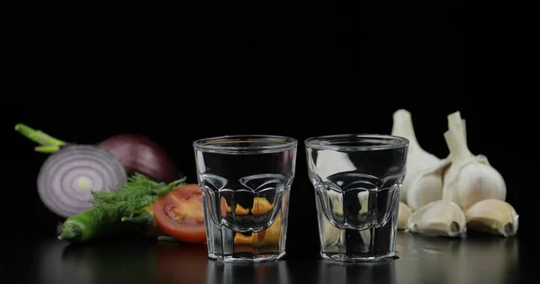 Alkohol trinken Wodka in Schnapsgläsern. Hintergrund mit Gemüse — Stockfoto