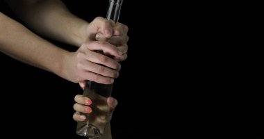 Alkolik kadın elinden votka alıyor. Ailede alkolizm kavramı