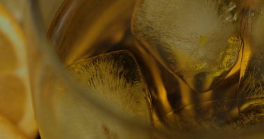 Bardakta buzlu viski. Bir bardak rom.