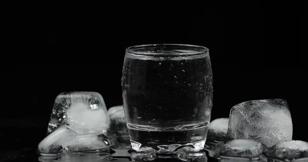 Schuss Wodka im Glas. schwarzer Hintergrund — Stockfoto