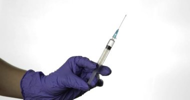 Doktorlar şırınga ile eller, enjeksiyon için hazırlanıyor