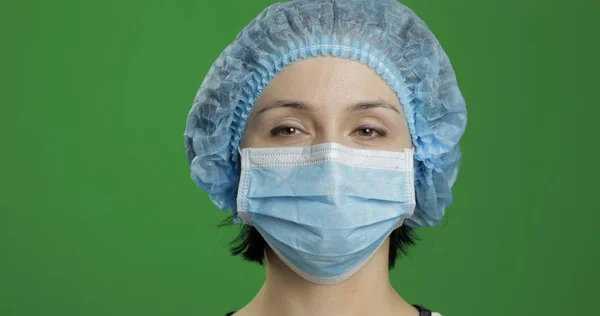 Zblízka mladý doktor. Dospělá ženská lékařská pracovnice v obličejní masce — Stock fotografie
