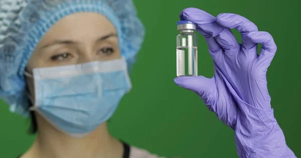 Wissenschaftlerin mit Ampulle in der Hand, Entwicklung neuer Medikamente, Impfung — Stockfoto