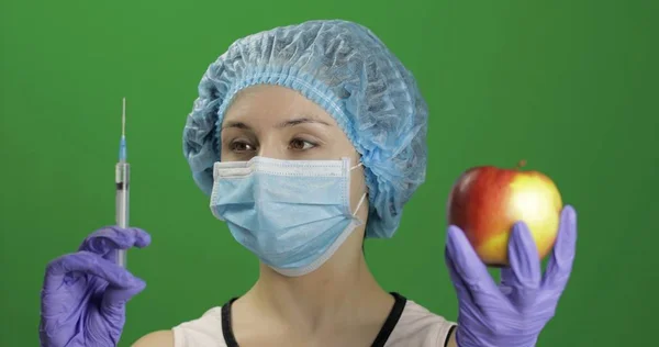 Científica elige jeringa con medicamentos o una manzana — Foto de Stock