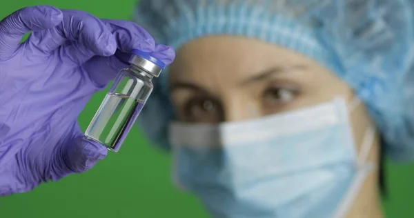 Ženský vědec držící ampulku v ruce, vývoj nových léků, očkování — Stock fotografie