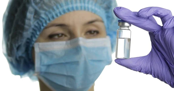 Científica con ampolla en la mano, desarrollo de nuevos medicamentos, vacunación — Foto de Stock