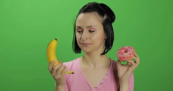 Starting healthy eating. Say no to junk food. Choice donut or banana to eat — Stock Photo, Image