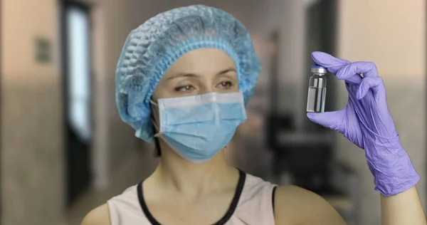 Ženský vědec, který drží ampuli v nemocnici, očkování léků — Stock fotografie