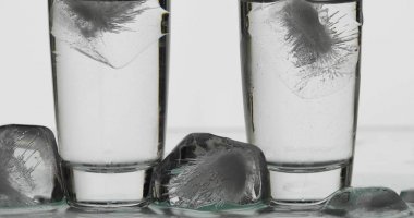 Buz küpleri ile gözlük votka iki bardak ... Beyaz arka plan