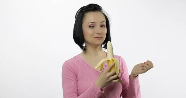 Giovane bella donna con una grande banana — Foto Stock