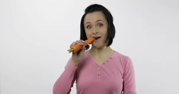 Jovem mulher bonita comendo cenoura grande. Nutrição saudável — Fotografia de Stock