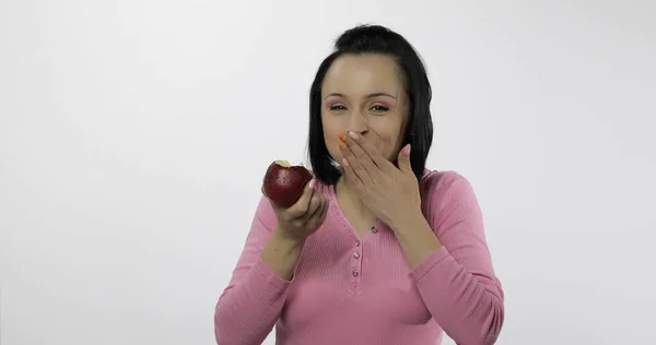 Jovem bela comer maçã vermelha. Nutrição saudável — Fotografia de Stock