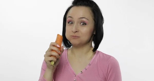 Jovem mulher bonita comendo cenoura grande. Nutrição saudável — Fotografia de Stock