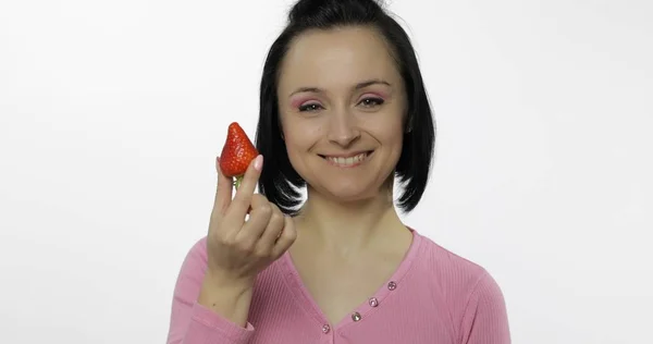 Ung vacker kvinna med färska och saftiga jordgubbar — Stockfoto