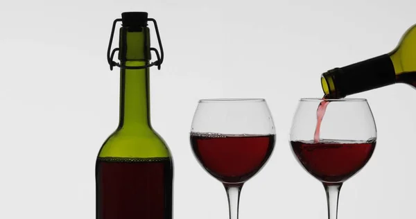 Gül şarabı. Kırmızı şarap beyaz arka plan üzerinde şarap cam dökün — Stok fotoğraf