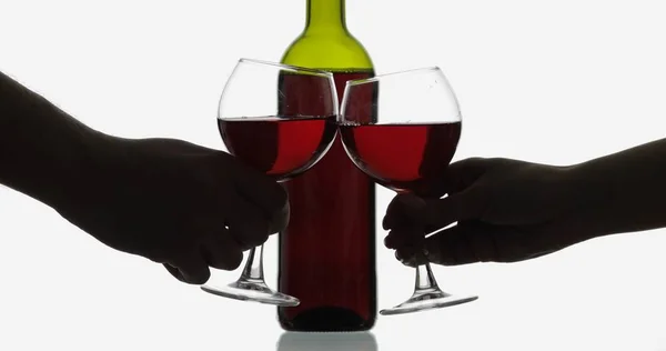 로즈 와인. 흰색 배경 위에 두 와인 잔에 레드 와인 — 스톡 사진