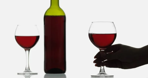 Rosenwein. Rotwein im Weinglas auf weißem Hintergrund — Stockfoto