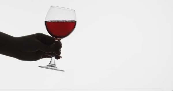 로즈 와인. 여자 는 흰색 배경 위에 와인 유리에 레드 와인을 개최 — 스톡 사진