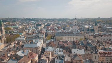 Aerial City Lviv, Ukrayna. Avrupa şehri. Şehrin Popüler Alanları. Belediye Binası