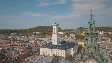 Aerial City Lviv, Ukrayna. Avrupa şehri. Şehrin Popüler Alanları. Belediye Binası