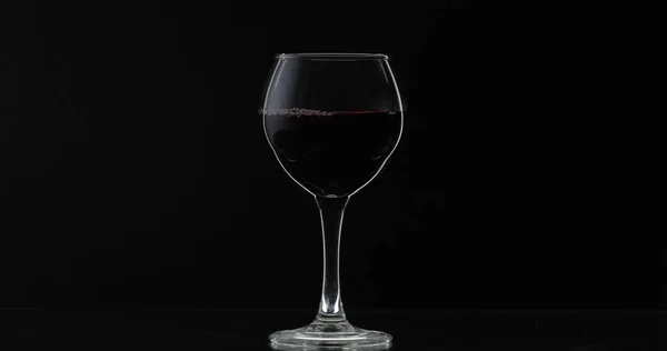 Rose wine. Red wine in wine glass over black background. Silhouette — Stock Photo, Image