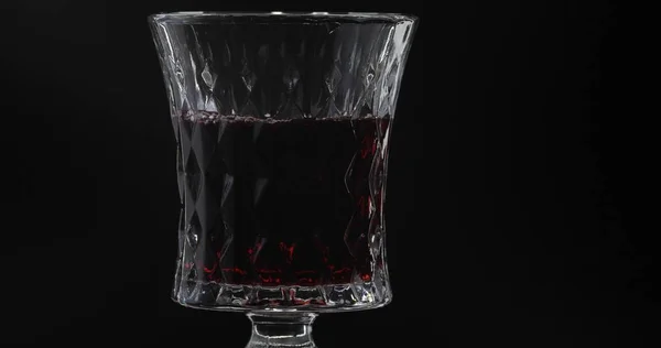 Vino rosato. Vino rosso in bicchiere di vino su sfondo nero. Silhouette — Foto Stock